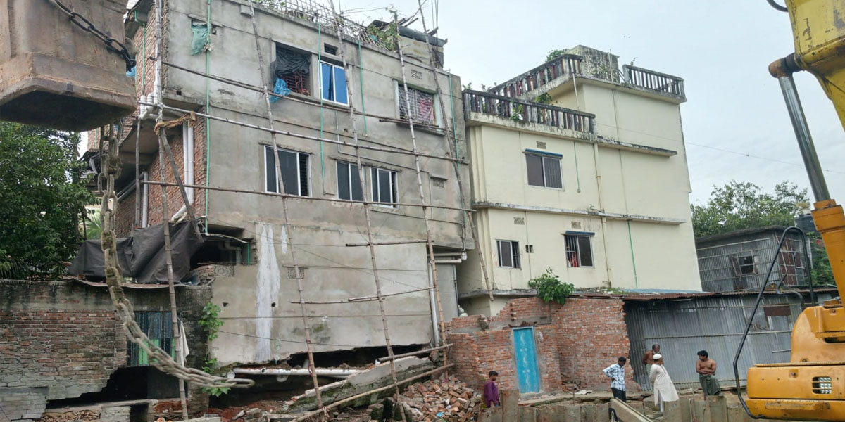চট্টগ্রামে হেলে পড়েছে তিনতলা ভবন